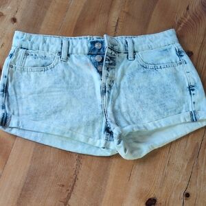 No Boundaries Light Wash Jean Shorts